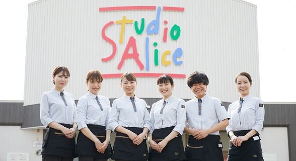こども専門の写真館スタジオアリスのグループ会社なので、低コストを実現!